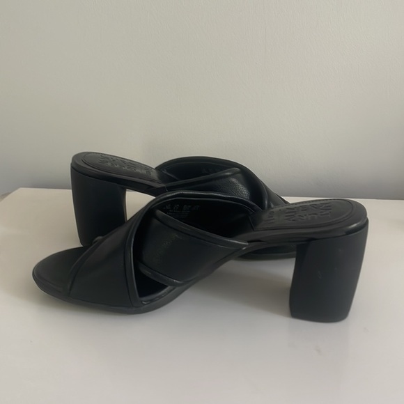 Naturalizer Black Sandals with Crisscross Straps and Block Heel - Picture 5 of 8